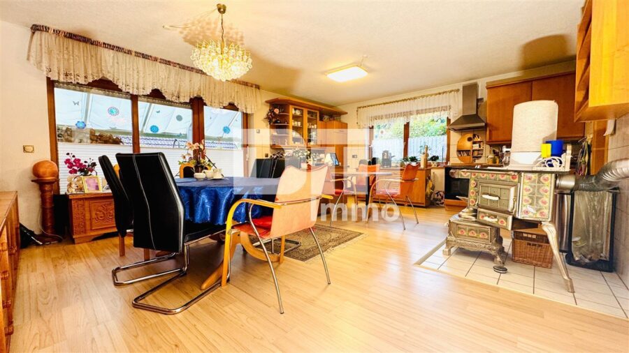 Einfamilienhaus mit Einliegerwohnung in Traumlage mit Terrasse, Naturgarten und Garage - EG Wohn / Esszimmer / Küche / Zugang Terrasse